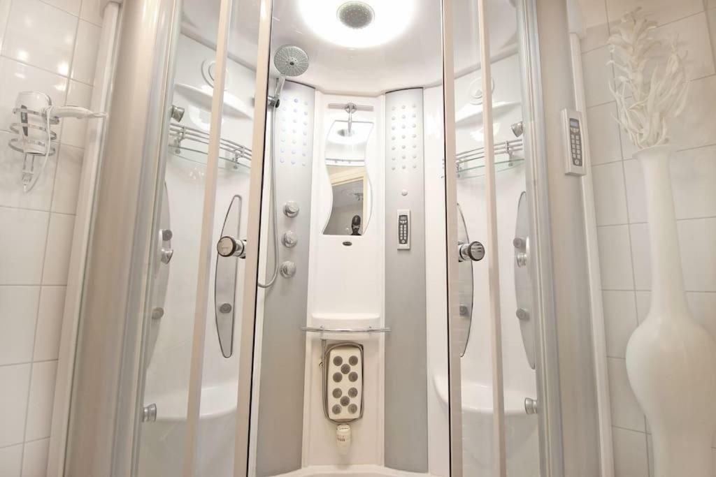 White Luxury Penthouse In City Centre アムステルダム エクステリア 写真