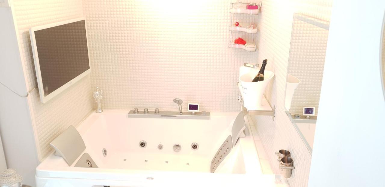 White Luxury Penthouse In City Centre アムステルダム エクステリア 写真